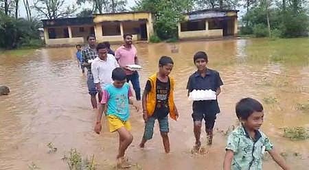 Children of Basangi village in Jiyyammavalasa shifting to safer places following floods in river Nagavali | Express