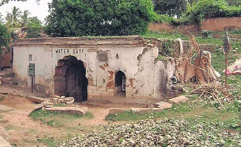 The Srirangapatna Fort is home to important monuments including the water gate