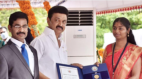 B Ezhilarasi receives the Kalpana Chawla Award from Tamil Nadu Chief Minister MK Stalin during the 76th Independence Day celebrations on Tuesday: (EPS | P Jawahar)