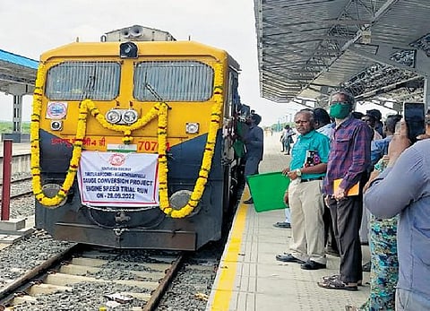 The train services between the stations stopped in the 1990s | Express