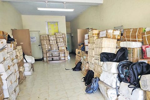Bundles of books kept unopened in Thanjavur District Central Library | Express