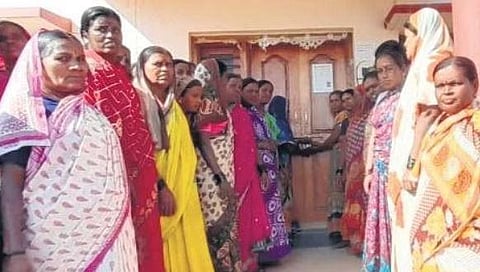 Women lock up Dambal GP office near Gadag  | Express
