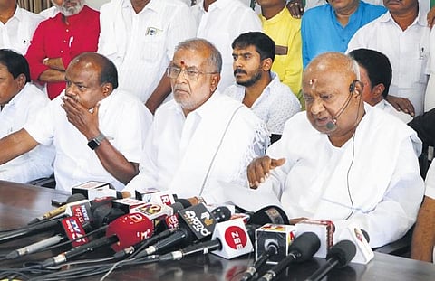 JDS patriarch and former PM HD Deve Gowda, accompanied by JDS leaders  GT Devegowda and HD Kumaraswamy, announces dissolution of the party state  unit headed by CM Ibrahim in Bengaluru. (Photo | Expre