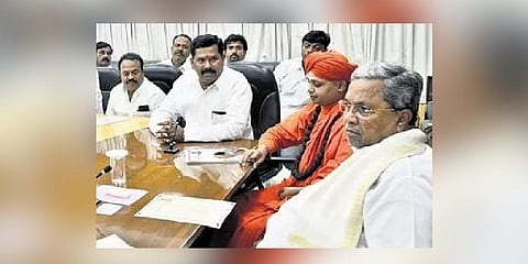 A delegation of the Bhovi community  calls on Chief Minister Siddaramaiah  in Bengaluru on Friday | EXPRESS