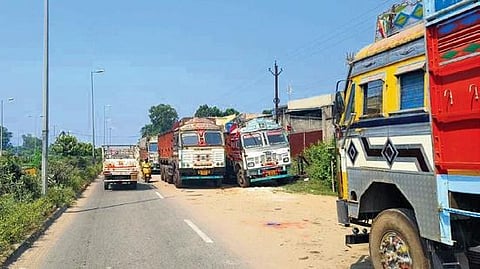 Heavy vehicles illegally parked on the service roads of NHs