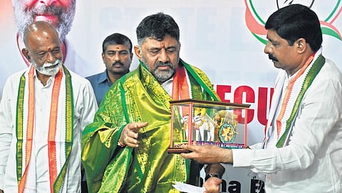 Karnataka Deputy Chief Minister DK Shivakumar being felicitated by APCC chief Gidugu Rudraraju in Vijayawada on Saturday. (Photo | Prasant Madugula, EPS)