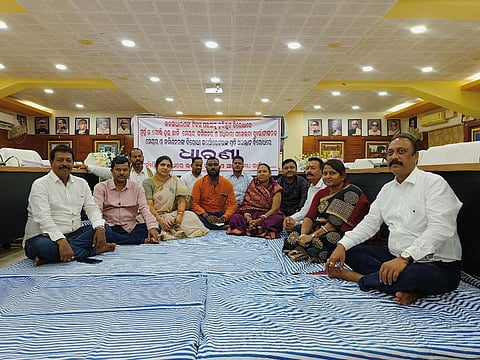 BJP and Congress corporators staging dharna on Monday. (Photo | Express)