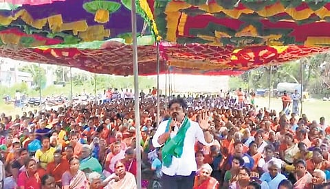 The farmers protesting against the government’s proposed acquisition of agri wetlands for leasing to SIPCOT and other private industries. (Photo | Express)