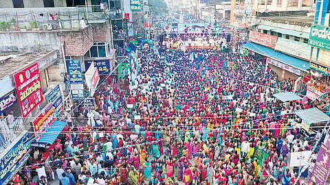 YSRC’s Samajika Sadhikara Bus Yatra attracted huge crowds at Tanuku I Express