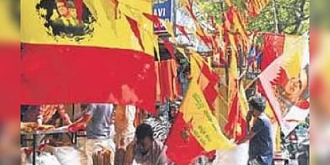 Kannada flags go on sale, on the eve of Kannada Rajyotsava, in Bengaluru. (Photo | Shashidhar Byrappa)