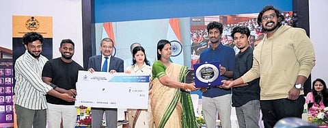 Usha Padhee, Arun Bothra and Tukuni Sahu felicitating the awardees | Express