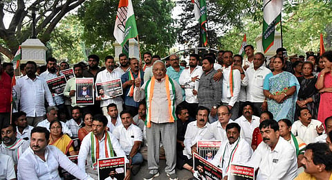 Protestors block Mysuru-Kodagu road