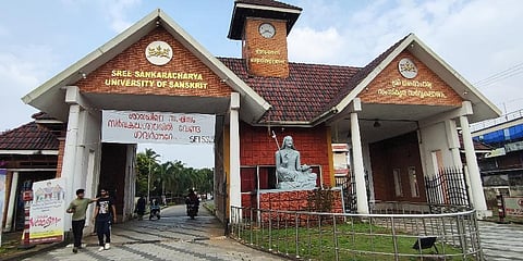SFI-SSUS members raise a banner in front of Sree Sankaracharya University of Sanskrit at Kalady protesting against Governor Arif Mohammed Khan | A sanesh