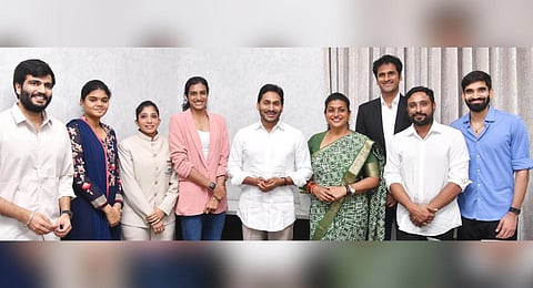 Aadudam Andhra meet: Shuttlers PV Sindhu, Kidambi Srikanth, archer Jyothi Surekha, ex-cricketer Ambati Rayadu, tennis players Saketh Myneni & Sheikh Jafrin, with CM Jagan | Express