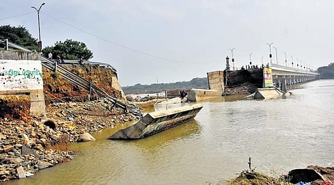 A bridge which was washed away by floods at Eral in Thoothukudi  | V KARTHIKALAGU
