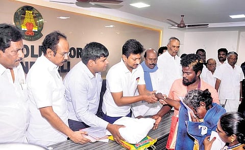 Udhayanidhi Stalin handing over  the compensation to the family of a deceased in Tirunelveli | Express