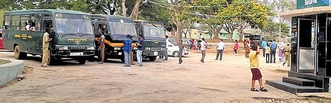 Image of safari vehicles at Bandipur Tiger Reserve. 