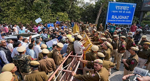 Delhi Police barricades to stop the AAP supporters during Delhi Deputy Chief Minister Manish Sisodia's visit to Rajghat ahead of his questioning by CBI in the liquor policy case. (Photo | PTI)