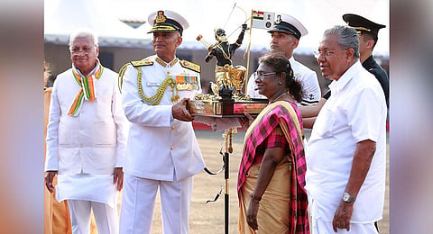 Chief of Naval Staff Admiral R Harikumar presents a memento to President Droupadi Murmu at a function at INS Dhronacharya  in Fort Kochi. (Photo | T P Sooraj, EPS)