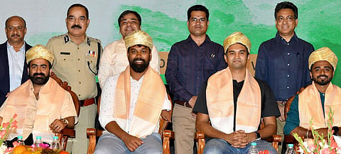 City Police Commissioner Pratap Reddy along with BBMP Chief Commi­ssioner Tushar Girinath (extreme right) felicitate actor Anand, para-swimmer Sharat M Gaikwad and others in Bengaluru | Express