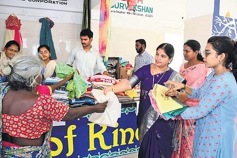 VMC Mayor Rayana Bhagyalakshmi distributes clothes at Wall of Kindness | Express