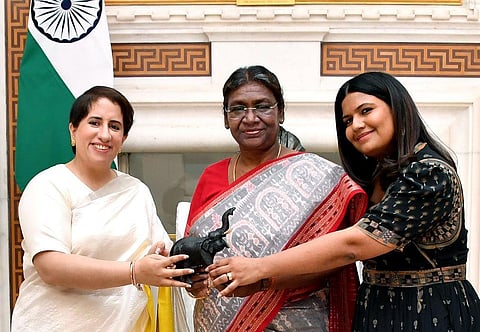 President Droupadi Murmu met Kartiki Gonsalves and Guneet Monga, the makers of the Oscar-winning documentary 'The Elephant Whisperers', at Rashtrapati Bhavan. (Photo | Rashtrapati Bhavan Twitter)