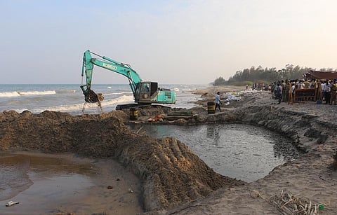 CPCL personnel working to contain the oil spill at Nagapattinam coast. (Photo | Antony Fernando, EPS)