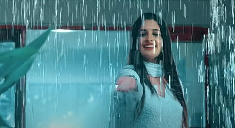 Thejaswini Sharma in 'English Manja' (Photo | YouTube)