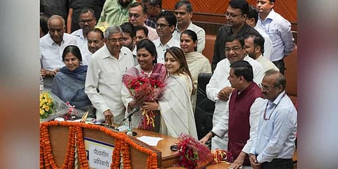 AAP's Shelly Oberoi being presented a bouquet by BJP Shikha Rai after being elected Mayor of Delhi, at Civic Center in New Delhi. (Photo | PTI)