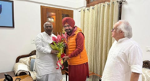 Navjot Singh Sidhu  with Mallikarjun Kharge (Photo | Twitter)
