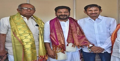 Former MLA Gurunath Reddy with TPCC chief Revanth Reddy. (Photo | Twitter)