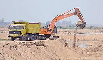 Sand miners digging up Tungabhadra river bed in dead of night 