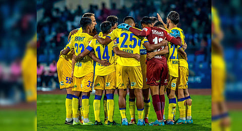 The Kerala Blasters team during the 2022-23 Indian Super League semifinal against Bengaluru FC. (Photo | Kerala Blasters Twitter) 