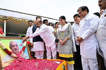 State BJP chief Bandi Sanjay pay tributes to former Prime Minister  PV Narasimha Rao on his 102nd birth anniversary at PV Ghat in Hyderabad (Photo | EPS /Vinay Madapu)