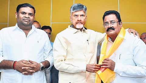 Former MLA of Srikalahasit SCV Naidu joined TDP in the presence of Chandrababu Naidu | Express