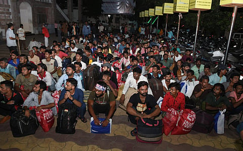Fishermen released by Pakistan arrived at Vadodara railway station.