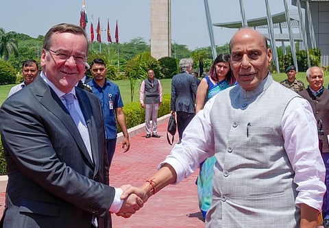 Defence Minister Rajnath Singh receives German Federal Minister of Defence Boris Pistorius as the latter arrives for a Guard of Honour at Manekshaw Centre in New Delhi (Photo | PTI)