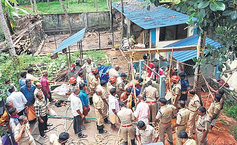 Rescue operations to save migrant labourer who fell inside a well while cleaning it at Mukkola on Saturday | Express