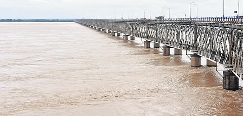 Water level at Dowleswaram Barrage reached 13.90 feet on Friday | Express