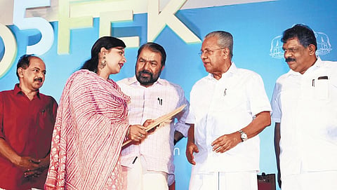 Land of My Dreams director Nausheen Khan having a chat with Chief Minister Pinarayi Vijayan at the concluding ceremony of the 15th IDSFFK on Wednesday. Ministers V Sivankutty, G R Anil and Antony Raju