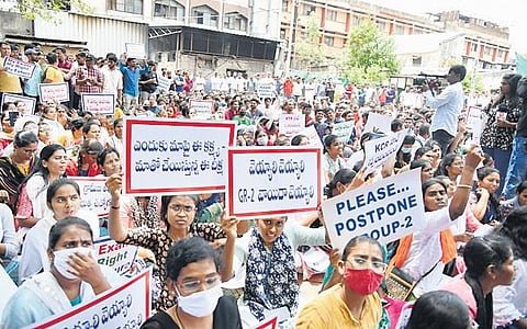 Group-II aspirants protest at TSPSC office in Hyderabad, demanding postponement of the exam scheduled for August 29 and 30 | vinay Madapu
