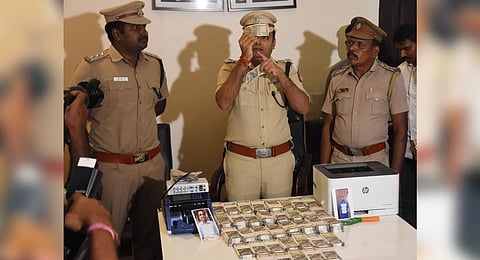 Police personal with the seized  counterfeit notes (Photo | EPS)