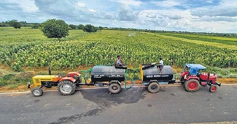 Farmers use water tankers to irrigate their crops in Gadag district | Express