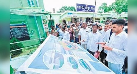 5T secretary VK Pandian interacting with the staff of Narsinghpur CHC during his visit to Cuttack | Express