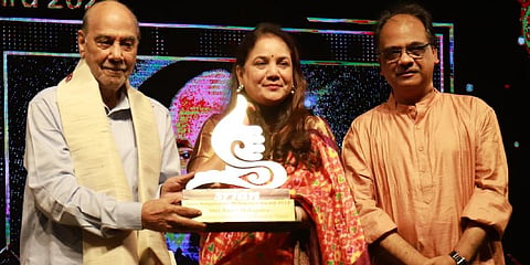 Veteran theatre artiste Anant Mahapatra receiving Guru Kelucharan Mohapatra Award from SSU president  Rajita Kulkarni at a function at Rabinder Mandap in Bhubaneswar on Saturday (Photo | Shamim Quresh