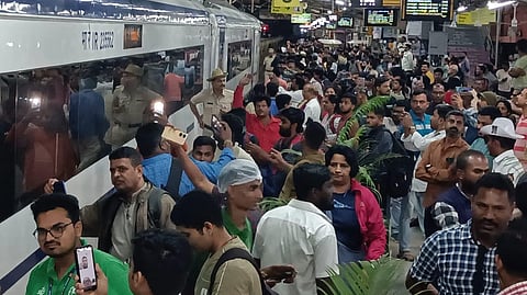 Vande Bharat Express from Kacheguda to Yesvantpur enters Platform 6 at 10.53 pm to the chants of Bharat Mata ki Jai & Vande bharat from the crowd. (Express)