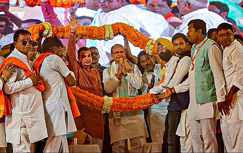 Union Minister Nitin Gadkari with Madhya Pradesh CM Shivraj Singh Chouhan during the launch of 'Jan Ashirwad Yatra', in Khandwa, Wednesday, Sept. 6, 2023. (Photo | PTI)