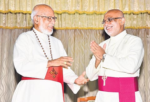 Major Archbishop Emeritus George Alencherry congratulating the new Syro-Malabar Major Archbishop Raphael Thattil |