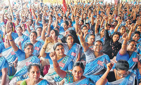 Anganwadi workers and helpers stage a protest in Vijayawada.(File Photo I Prasant Madugula)