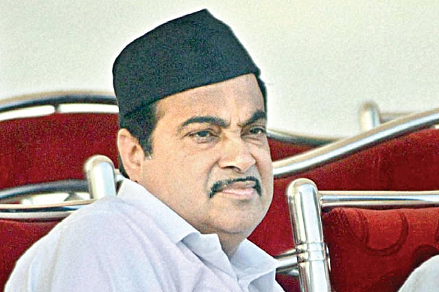 Advani solidly behind Gadkari